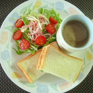 きゅうりチーズのサンド＆水菜サラダ＆ココアプレート